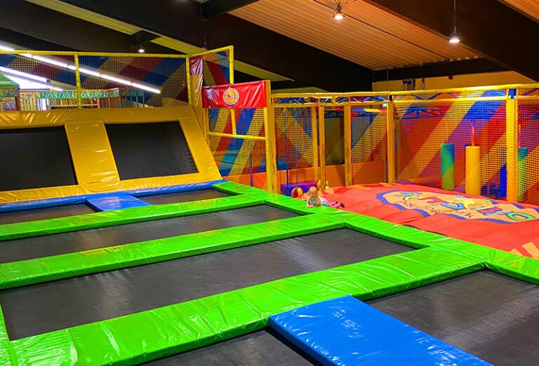 Innenansicht des Trampolino Hilden mit modernen Trampolinflächen und Sprungbereichen für Kinder und Erwachsene