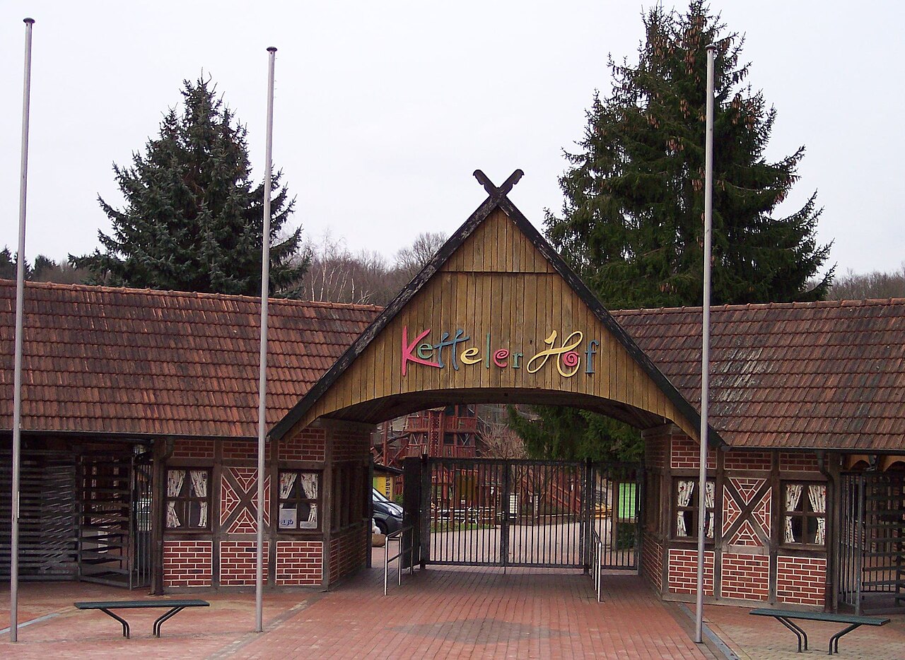 Eingangsbereich des Ketteler Hofs in Haltern am See mit Besucherbereich und Kassenhäuschen