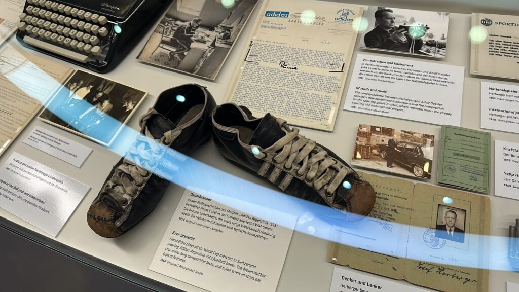 Ausstellung von alten Fußballschuhen im Deutschen Fußballmuseum