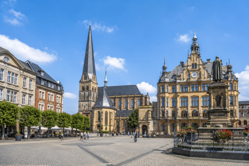 Historischer Marktplatz mit Kirche, Rathaus und denkmalgeschützten Gebäuden im Ruhrgebiet